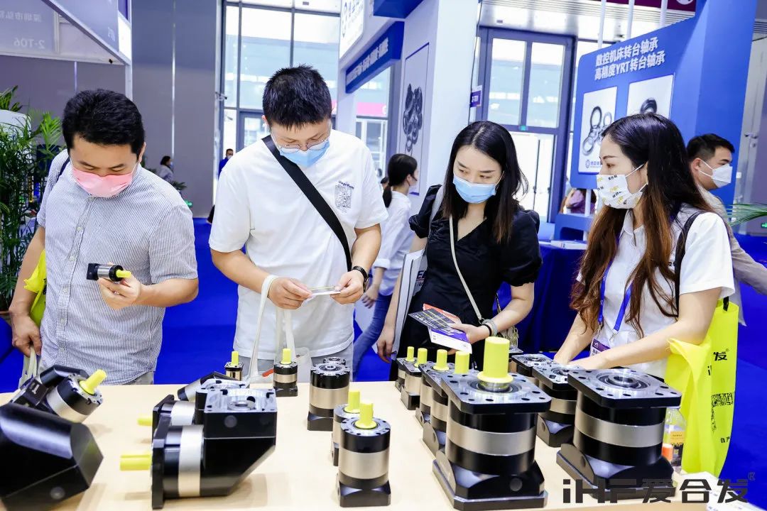 精神飽滿的觀展客戶(hù) 精神飽滿的觀展客戶(hù)