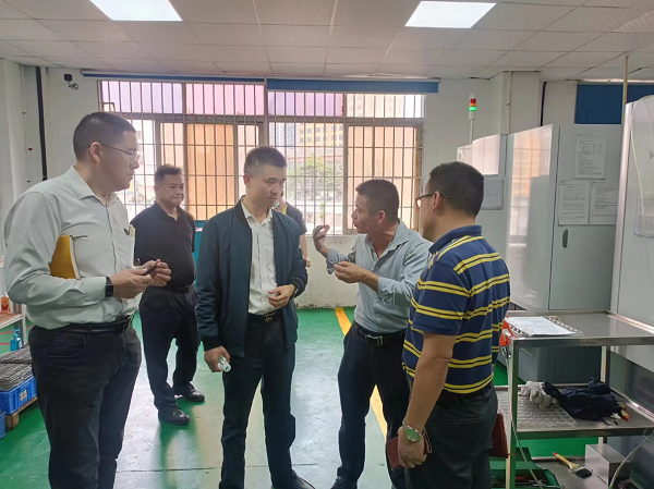 走訪車間，介紹公司經(jīng)營(yíng)情況