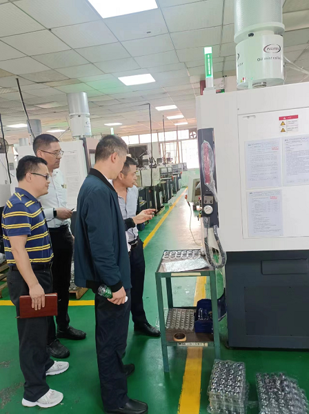 走訪車間，介紹公司經(jīng)營(yíng)情況